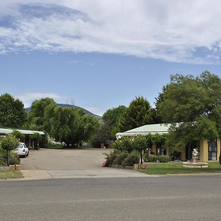 Omeo Motel Bagian luar foto