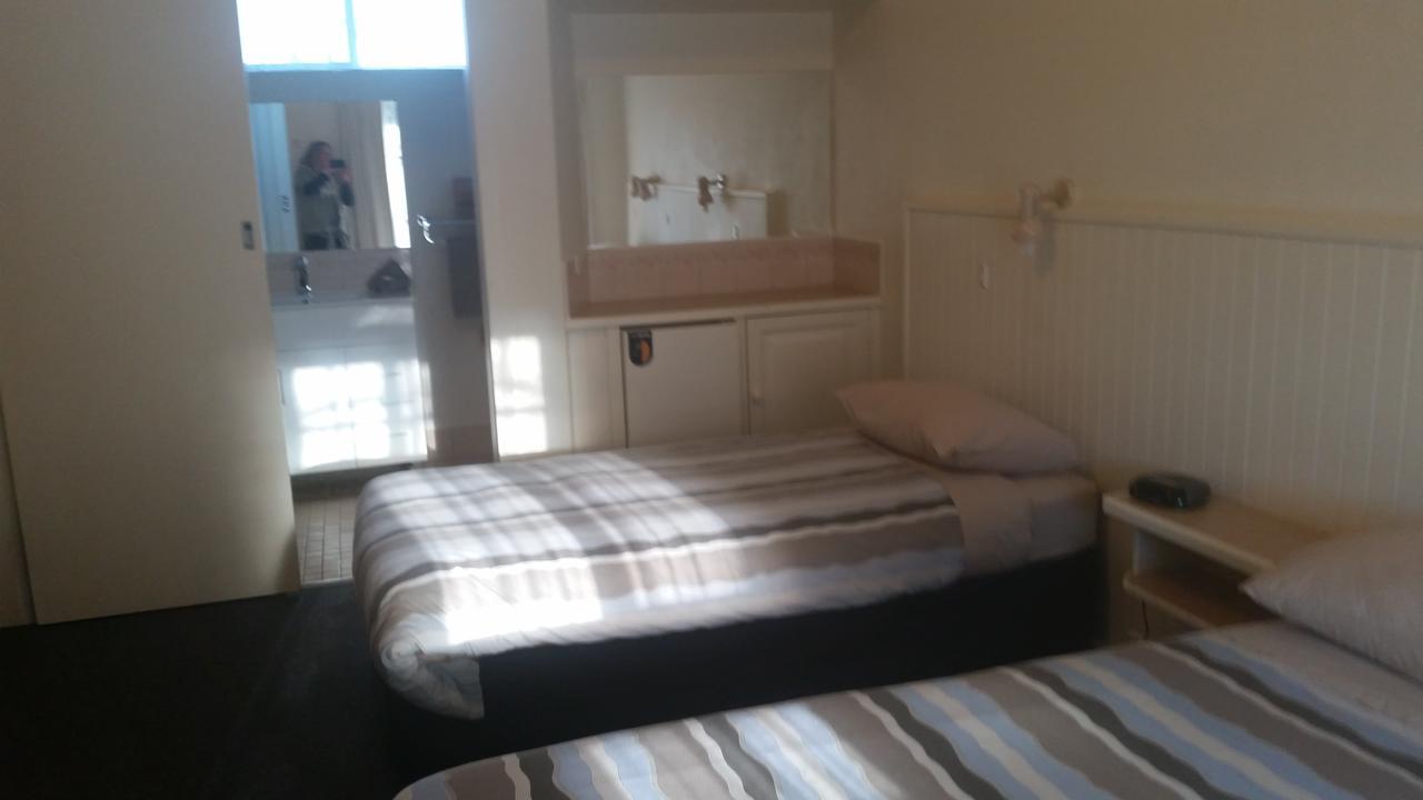 Omeo Motel Bagian luar foto
