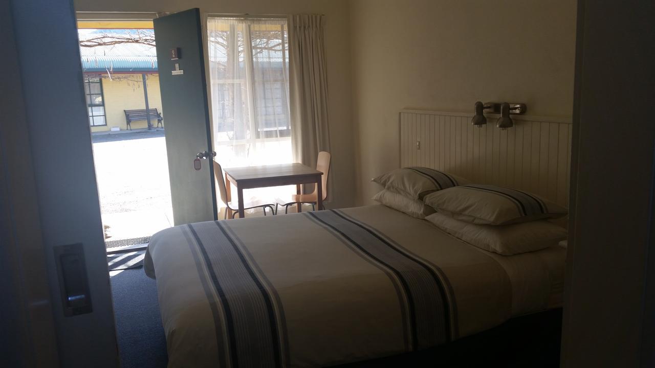 Omeo Motel Bagian luar foto