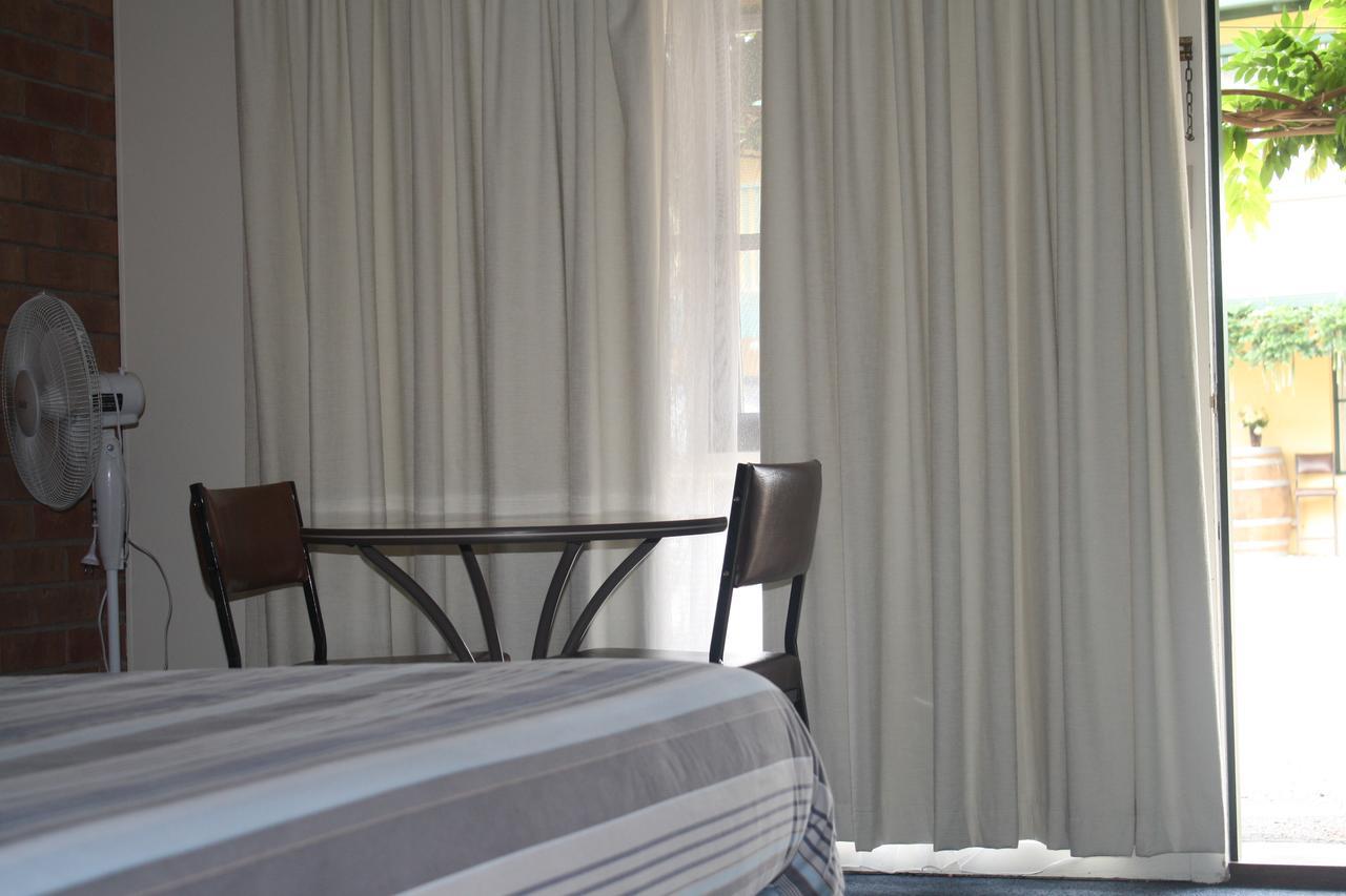 Omeo Motel Bagian luar foto