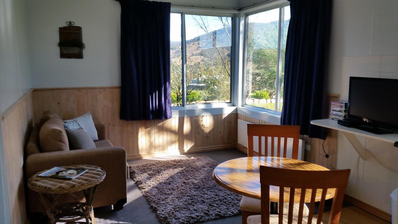 Omeo Motel Bagian luar foto
